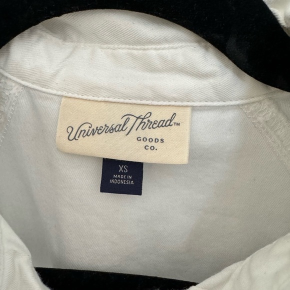 White long sleeve button down. Never worn. Size xs. Universal threads. - Picture 3 of 3